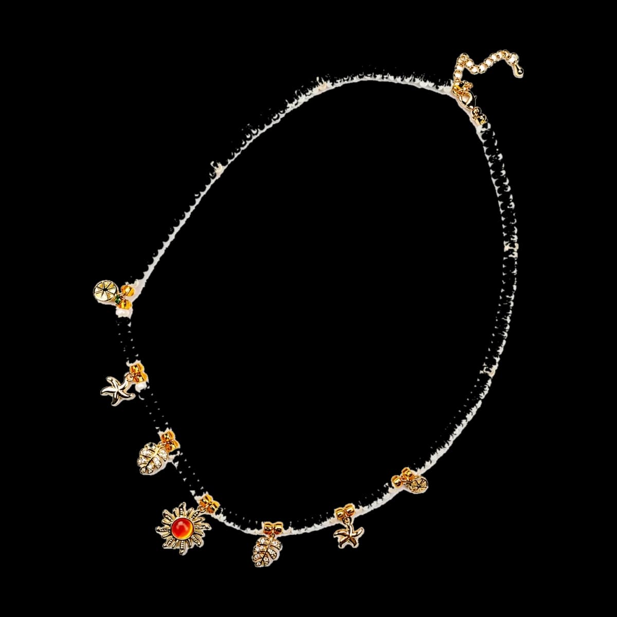 Perlas con dijes dorados